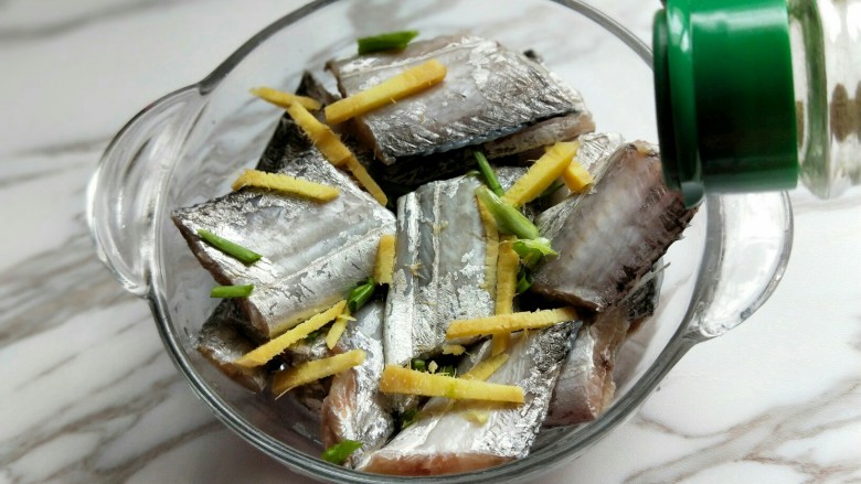 香煎不腥不碎的黄金带鱼,加入胡椒粉。