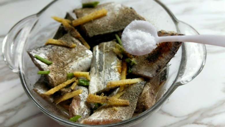 香煎不腥不碎的黄金带鱼,加入盐。