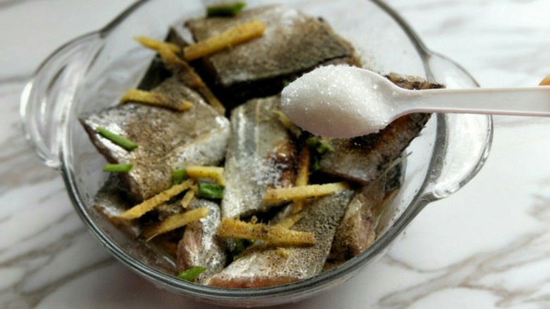 香煎不腥不碎的黄金带鱼,加入白砂糖。