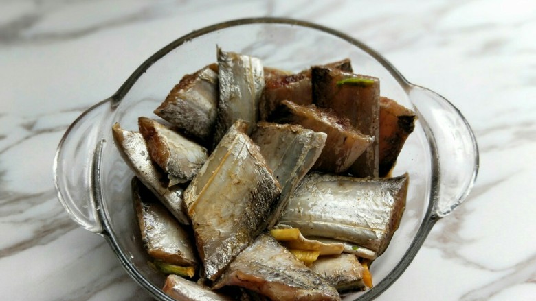 香煎不腥不碎的黄金带鱼,抓均匀，腌制2小时。