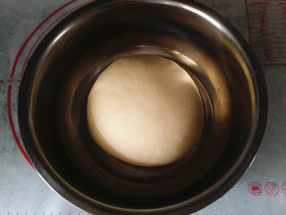 #花样吐司#白桃果酱吐司卷,取出面团搓圆放至大盆中送至温暖湿润处发酵