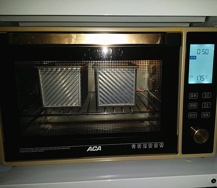 #花样吐司#白桃果酱吐司卷,送入预热好的烤箱下层：175度、上下火、烤45~50分钟
