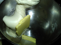 #花样吐司#三色吐司,继续搅拌至略光滑，加入黄油
