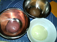 #花样吐司#三色吐司,三种面团分别放入大碗，盖好保鲜膜，基础发酵60分钟