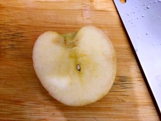 完胜金拱门之简易吐司苹果派,苹果洗净去皮去核，取半个
