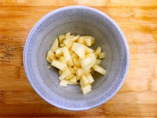 完胜金拱门之简易吐司苹果派,如图所示，将苹果切成小块