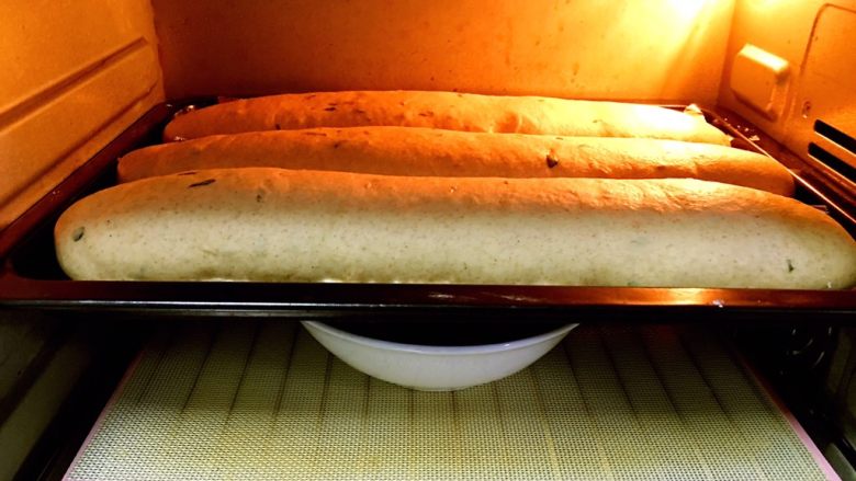黑麦香葱面包,烤箱发酵档，底部放一碗热水，图片上的已经发酵了30分钟，面团已经发起来了。注意30分钟必须换热水。一次发酵的时间90分钟。