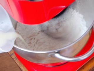黑麦香葱面包,温水37度左右加入发酵液孵化后，倒入厨师机搅拌。