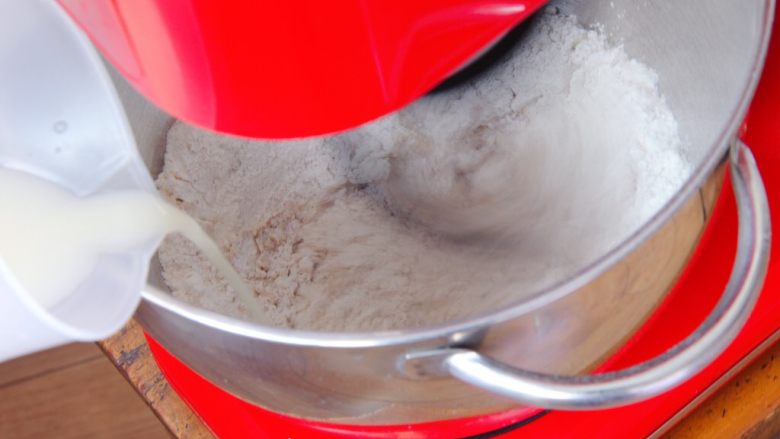 黑麦香葱面包,温水37度左右加入发酵液孵化后，倒入厨师机搅拌。