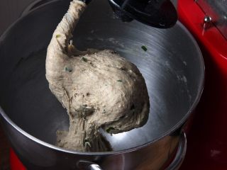 黑麦香葱面包,10分钟后，面团开始光滑，结团，厨师机桶内已经干净了。