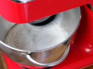 黑麦香葱面包,黑面粉、高筋粉、盐用厨师机搅拌一下，使累混合。