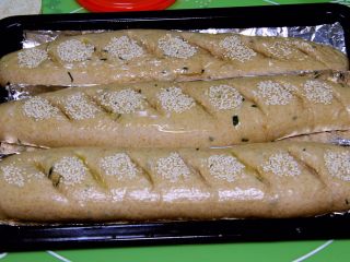 黑麦香葱面包,刷上黄油液，这一步可以烤完后立即刷，效果更佳。
