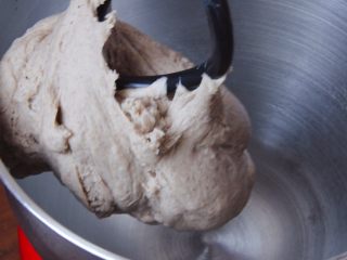 黑麦香葱面包,用二档速度搅拌20分钟，面团结团已经细腻，还能够出膜。