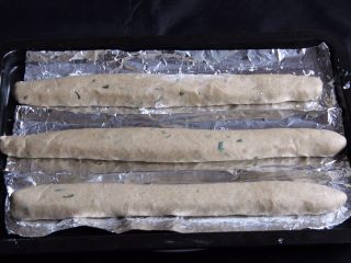 黑麦香葱面包,前面几款介绍了用烤盘纸做隔层，用发酵帆布做隔层，今天用锡纸同样做隔层。