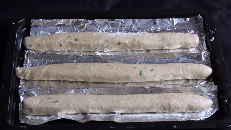 黑麦香葱面包,前面几款介绍了用烤盘纸做隔层，用发酵帆布做隔层，今天用锡纸同样做隔层。