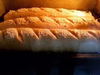 黑麦香葱面包,烤箱温度180度，时间20分钟烤制。