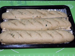 黑麦香葱面包,发酵完成拿出，用美工刀划口子。