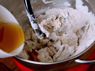 黑麦香葱面包,麦芽糖加一点热水融化后倒入厨师机。