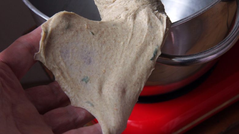 黑麦香葱面包,检查面团是否可以出膜。搅拌时间也是20分钟。