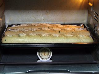 黑麦香葱面包,烤箱预热至180度，模具送入烤箱。