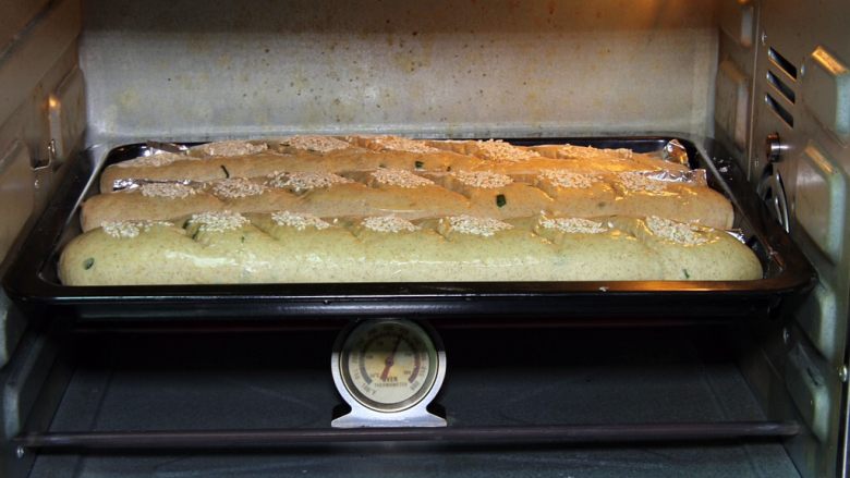 黑麦香葱面包,烤箱预热至180度，模具送入烤箱。