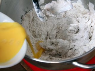 黑麦香葱面包,鸡蛋打散后倒入厨师机搅拌。