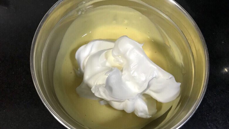 轻优格蛋糕,取三分之一的蛋白霜加入蛋黄糊，翻拌均匀。