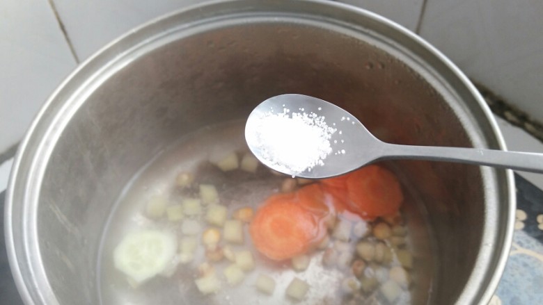 花样吃吐司――巧妙处理吐司边,取锅放水烧开，加入盐，放入较难煮的胡萝卜、玉米还有土豆。