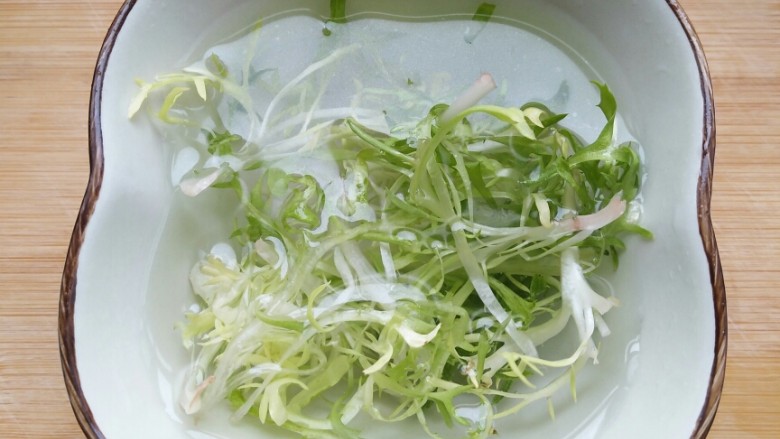 花样吃吐司――巧妙处理吐司边,清洗苦菊。
