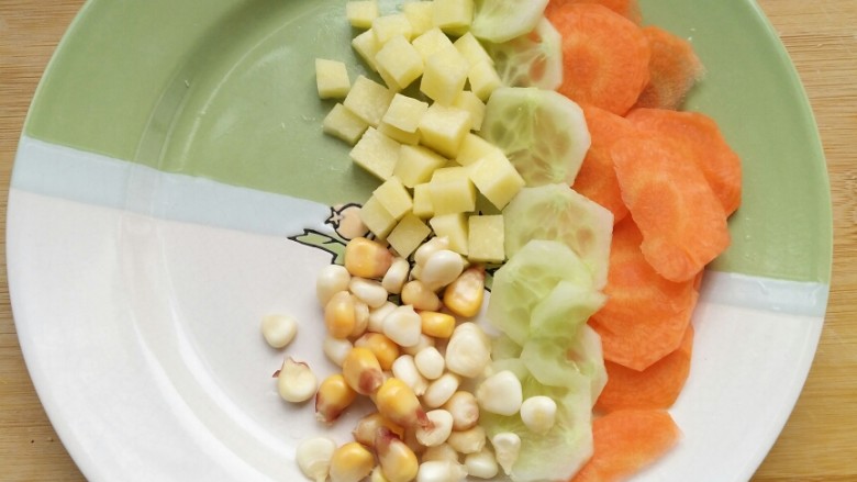 花样吃吐司――巧妙处理吐司边,将萝卜、黄瓜切片，土豆切粒。玉米清洗干净。