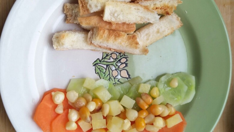 花样吃吐司――巧妙处理吐司边,放上玉米粒和土豆块。