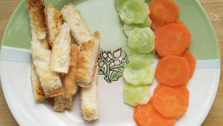 花样吃吐司――巧妙处理吐司边,将黄瓜和胡萝卜依次摆好。