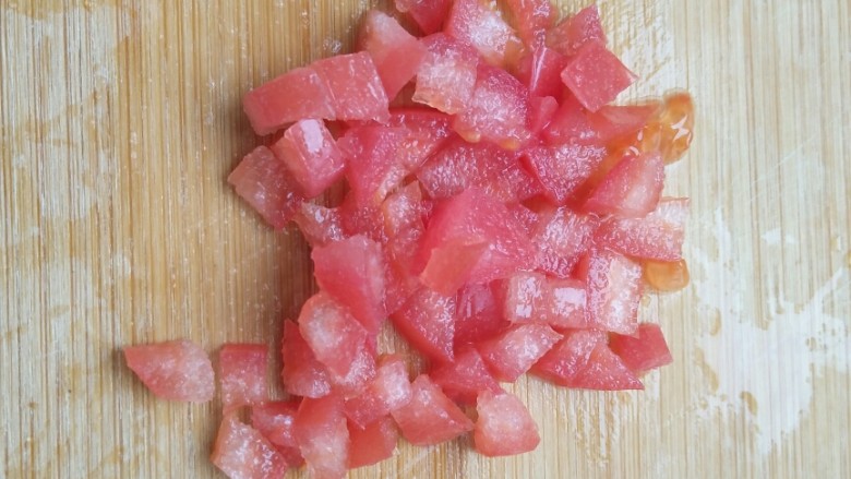 花样吃吐司――巧妙处理吐司边,将西红柿切成小丁。