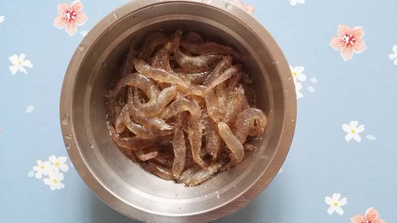 香炒河虾,河虾中加入盐1克和胡椒粉腌制10分钟。

