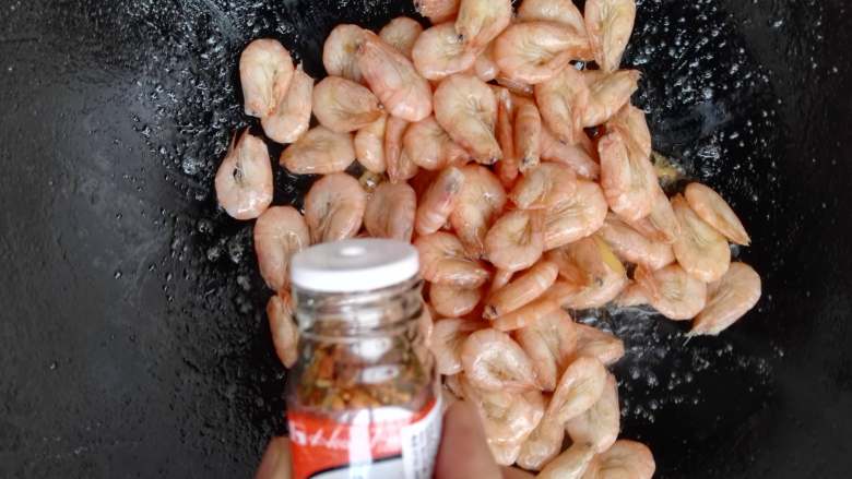 香炒河虾,撒入七味粉，视河虾的咸淡，加入适量的盐。

