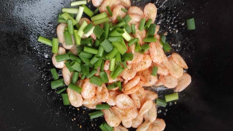 香炒河虾,最后撒入香葱段，翻炒均匀出锅装盘。

