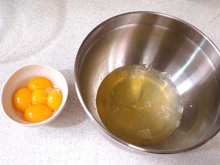 【冰雪奇缘主题生日蛋糕】,制做8寸蛋糕坯。将蛋清与蛋黄分开