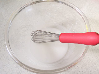 【冰雪奇缘主题生日蛋糕】,将水和色拉油同时倒入盆中用手动打蛋器打匀