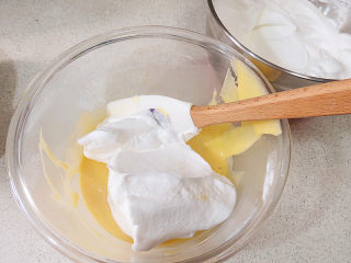 【冰雪奇缘主题生日蛋糕】,取1/3量的打发蛋白霜与蛋黄糊轻拌均匀