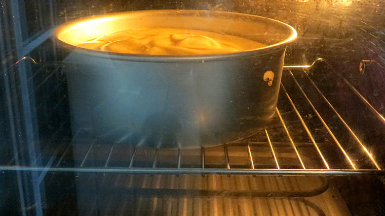 【冰雪奇缘主题生日蛋糕】,烤箱提前预热。放入中下层，温度上下115度，烤75分钟；时间到后，调整为温度上下130度，烤15分钟。如感觉上色不理想的话，继续调整温度上下180度，烤2分钟