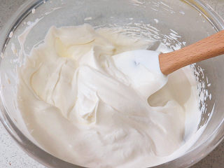 【冰雪奇缘主题生日蛋糕】,打发淡奶油。取300克淡奶油用打蛋器打至纹路清晰