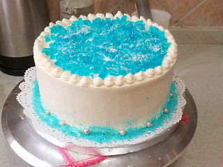 【冰雪奇缘主题生日蛋糕】,蛋糕顶部边缘挤上小圆球，中间放上蓝色果冻，底部撒上蓝色装饰糖粒