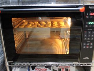 奶油奶酪司康~UKOEO 风炉制作,入预热好的风炉160度烤20分钟。火力时间根据自己烤箱。