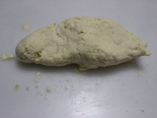 奶油奶酪司康~UKOEO 风炉制作,大概揉匀成团，不要过度揉。酸奶的量不固定，如果太干可以调节，如图这样就差不多了。