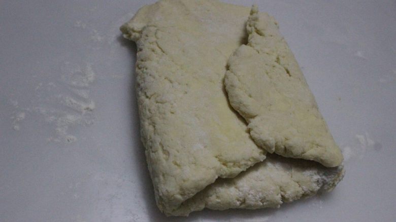 奶油奶酪司康~UKOEO 风炉制作,把面团擀开，然后折叠几下，折叠时案板和面团表面撒薄粉，这一步不能省略，司康口感酥松的关键。