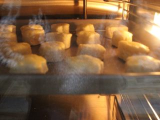 奶油奶酪司康~UKOEO 风炉制作,普通烤箱180度中层烤。