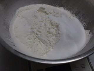 奶油奶酪司康~UKOEO 风炉制作,加入细砂糖混合。