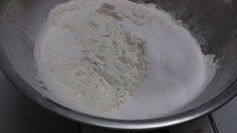 奶油奶酪司康~UKOEO 风炉制作,加入细砂糖混合。