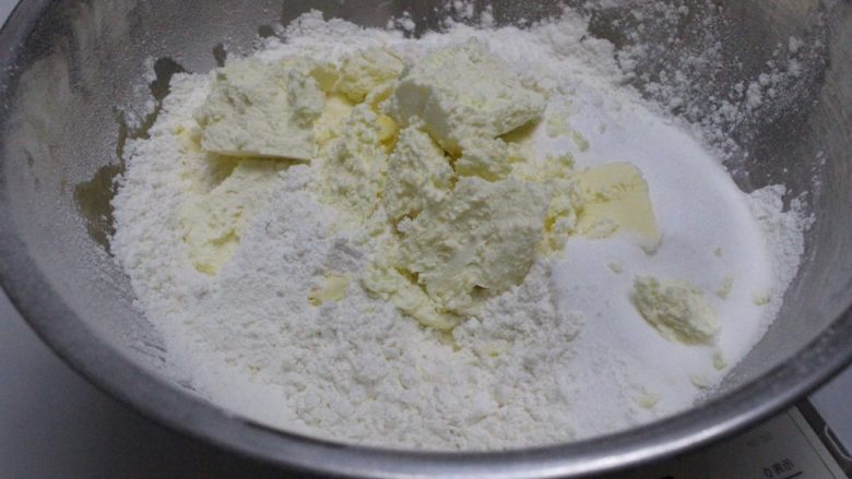 奶油奶酪司康~UKOEO 风炉制作,加入冷藏的黄油和奶油奶酪。这一步要记住，黄油千万不要软化，硬硬的最好。