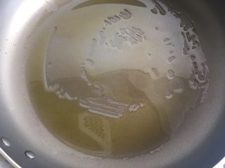 迷你鸡蛋灌饼（饺子皮版）,平底锅刷上油